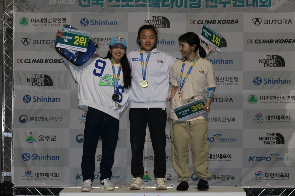 女子组决赛中获得冠军的徐彩贤（中）和获得第二名的金子仁（左）。